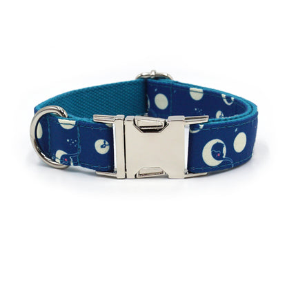 Niedliches bedrucktes Hundehalsband mit silberner Schnalle